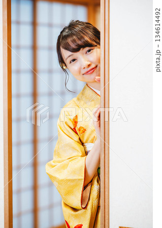 和室の襖を開ける着物の若い女性 134614492