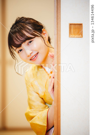 和室の襖を開ける着物の若い女性 134614496