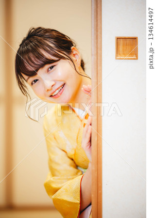 和室の襖を開ける着物の若い女性 和室の襖を開ける着物の若い女性 134614497