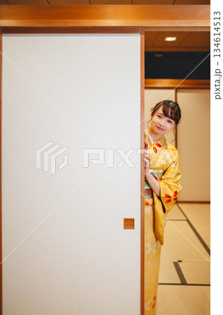和室の襖を開ける着物の若い女性 和室の襖を開ける着物の若い女性 134614513