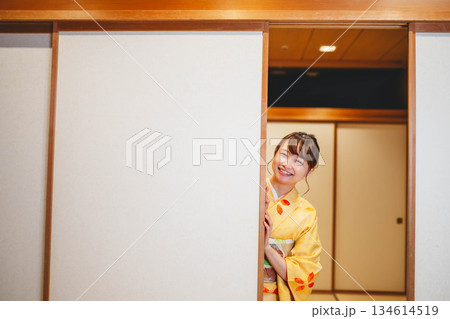 和室の襖を開ける着物の若い女性 和室の襖を開ける着物の若い女性 134614519