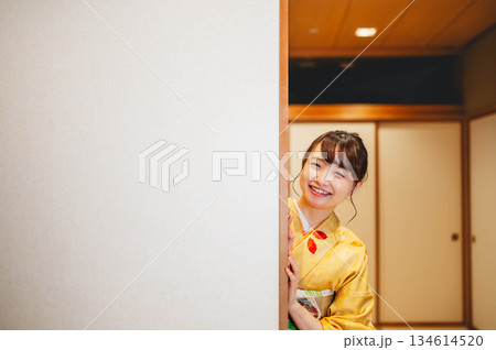 和室の襖を開ける着物の若い女性 和室の襖を開ける着物の若い女性 134614520