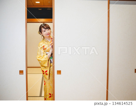 和室の襖を開ける着物の若い女性 和室の襖を開ける着物の若い女性 134614525