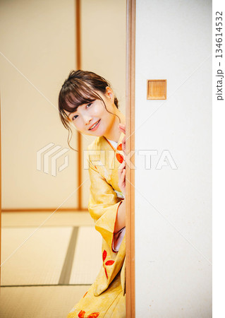 和室の襖を開ける着物の若い女性 和室の襖を開ける着物の若い女性 134614532