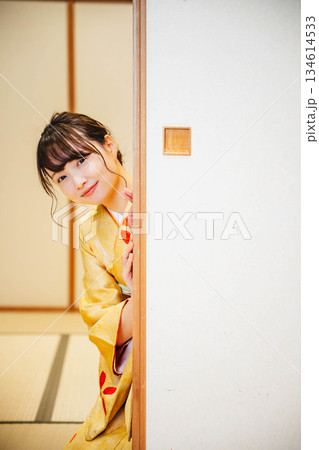 和室の襖を開ける着物の若い女性 134614533