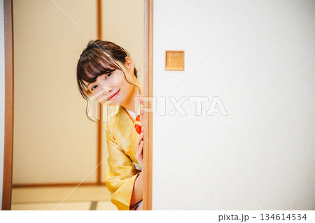 和室の襖を開ける着物の若い女性 134614534
