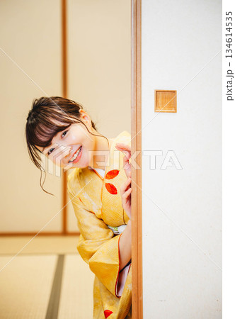 和室の襖を開ける着物の若い女性 和室の襖を開ける着物の若い女性 134614535