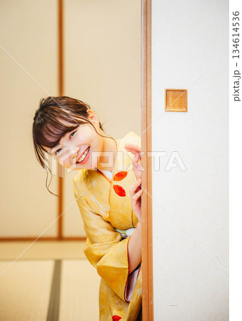 和室の襖を開ける着物の若い女性 134614536