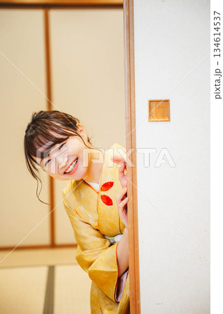 和室の襖を開ける着物の若い女性 134614537