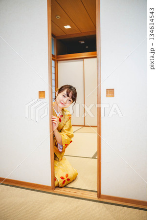 和室の襖を開ける着物の若い女性 和室の襖を開ける着物の若い女性 134614543