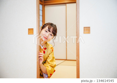 和室の襖を開ける着物の若い女性 和室の襖を開ける着物の若い女性 134614545