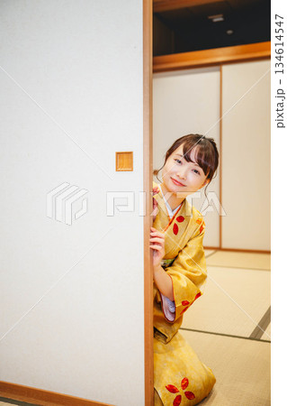 和室の襖を開ける着物の若い女性 134614547