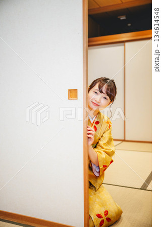 和室の襖を開ける着物の若い女性 134614548