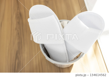 ゴミ箱に入った使い捨てのスリッパ 134614562