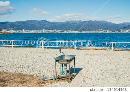 不自然な場所にある流し台と水道【諏訪湖】 不自然な場所にある流し台と水道【諏訪湖】 134614568