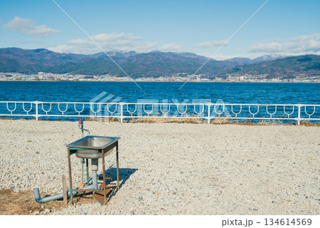 不自然な場所にある流し台と水道【諏訪湖】 134614569