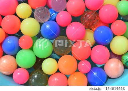 カラフルなスーパーボール カラフルなスーパーボール 134614668