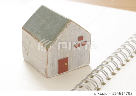 家づくりノートと木製の住宅模型 134614792
