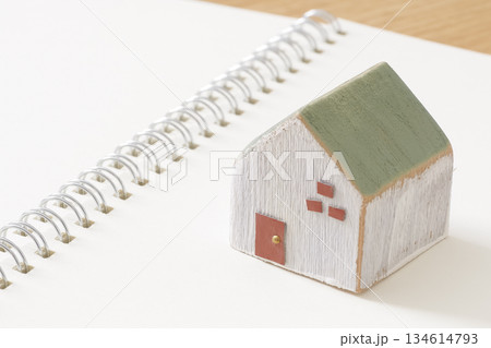 家づくりノートと木製の住宅模型 134614793