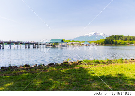 春の青森県鶴田町 鶴の舞橋と岩木山 春の青森県鶴田町 鶴の舞橋と岩木山 134614919