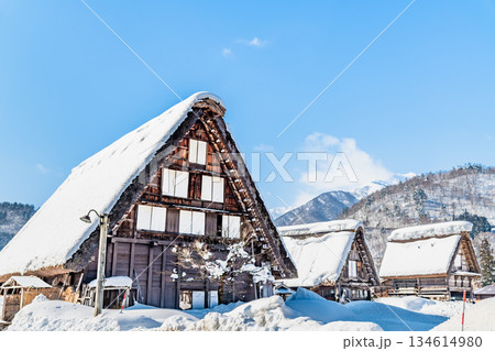 雪晴れの白川郷 134614980