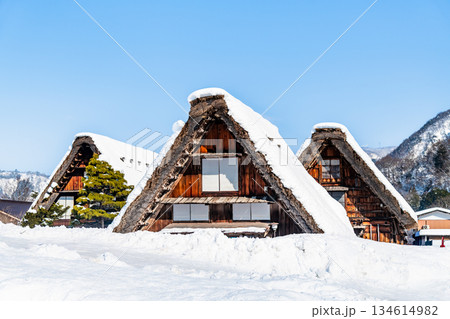 雪晴れの白川郷 134614982