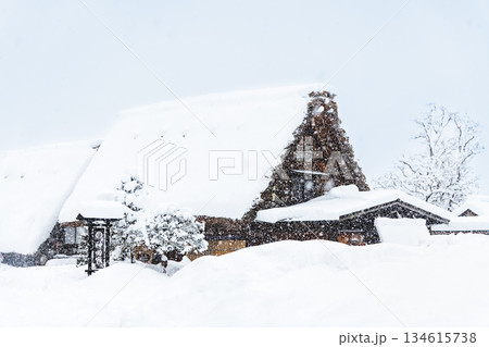 雪の白川郷 134615738