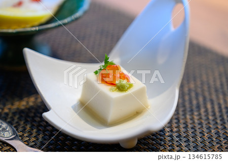 和風豆腐といくらの盛り付け 和風豆腐といくらの盛り付け 134615785