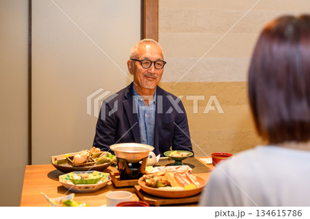 年配男性が和食を楽しむ 年配男性が和食を楽しむ 134615786