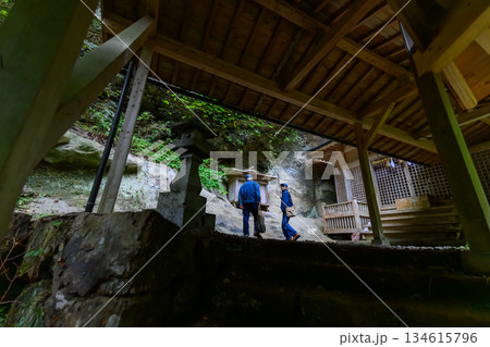 夫婦が岩場の祠へ向かう 夫婦が岩場の祠へ向かう 134615796
