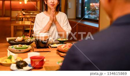 旅館で会席料理を楽しむ女性 旅館で会席料理を楽しむ女性 134615869