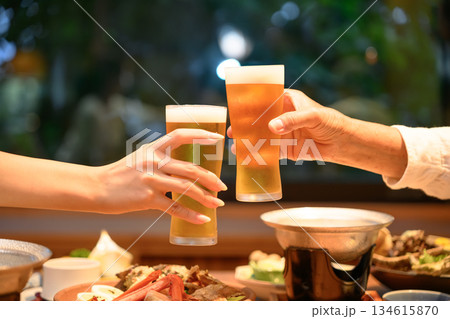 ビールで乾杯する手元 ビールで乾杯する手元 134615870