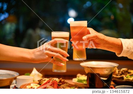 ビールで乾杯する手元 134615872