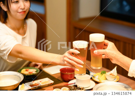 ビールで乾杯する二人 134615874