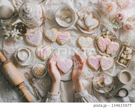 ハート型クッキーに粉砂糖をふるう手元（バレンタイン手作り） 134615977