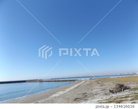 検見川浜の広い茶色の砂浜 134616016