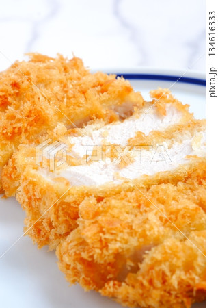 トンカツ - 揚げ立てでサクサクの食感の、おいしいトンカツ(ロースカツ) トンカツ - 揚げ立てでサクサクの食感の、おいしいトンカツ(ロースカツ) 134616333