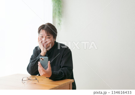 スマホを操作する中年男性 スマホを操作する中年男性 134616433