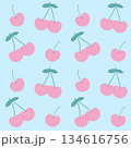 ライトブルーの背景とハート型のピンクのサクランボのパターン 134616756
