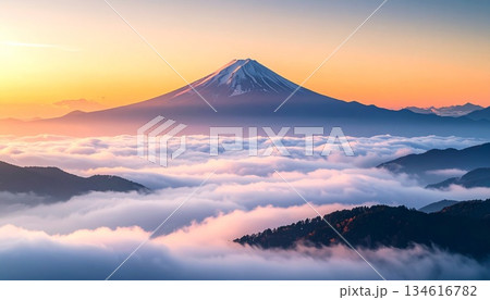 雲海に浮かぶ富士山と朝焼けの希望ある風景背景 134616782