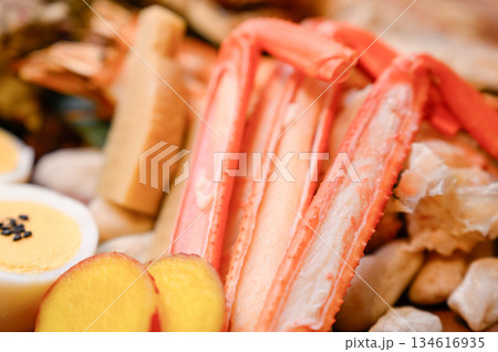 茹でたカニの脚と卵 134616935