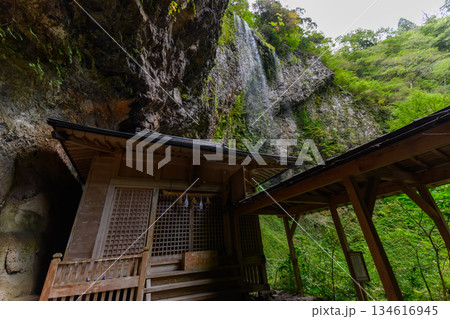 岩壁下の滝と神社 岩壁下の滝と神社 134616945