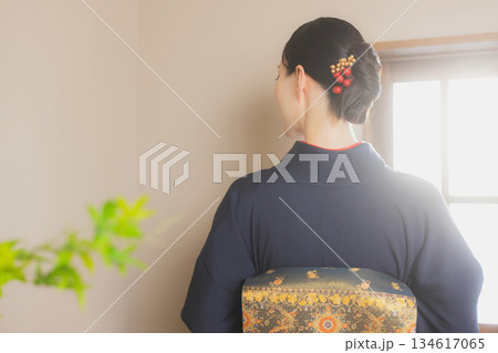 着物を着た女性 着物を着た女性 134617065