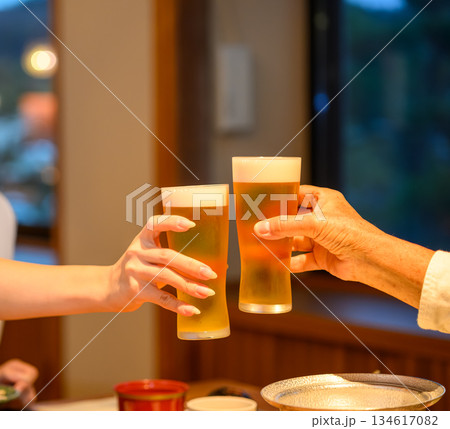 ビールで乾杯する二人※撮影協力【隠岐プラザホテル】 134617082