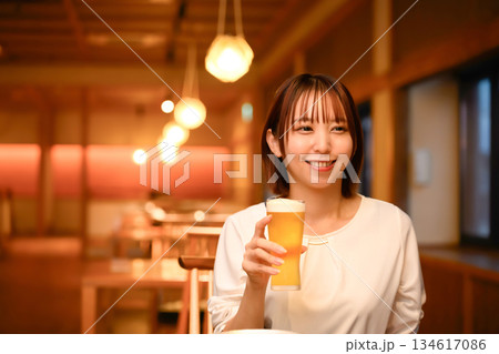 料亭でビールを楽しむ女性※撮影協力【隠岐プラザホテル】 134617086