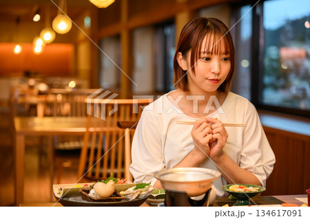 女性が料亭で食事　※撮影協力【隠岐プラザホテル】 134617091