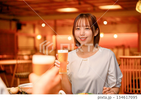 女性がビールで乾杯※撮影協力【隠岐プラザホテル】 134617095