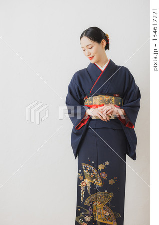 着物を着た女性　 134617221