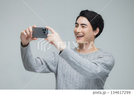 ニットを着た若い男性 ニットを着た若い男性 134617299