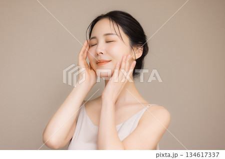若い女性のビューティイメージ 134617337
